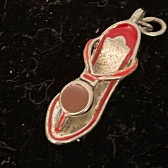 1” silver tone and red enamel heeled shoe charm - Picture 3 of 9